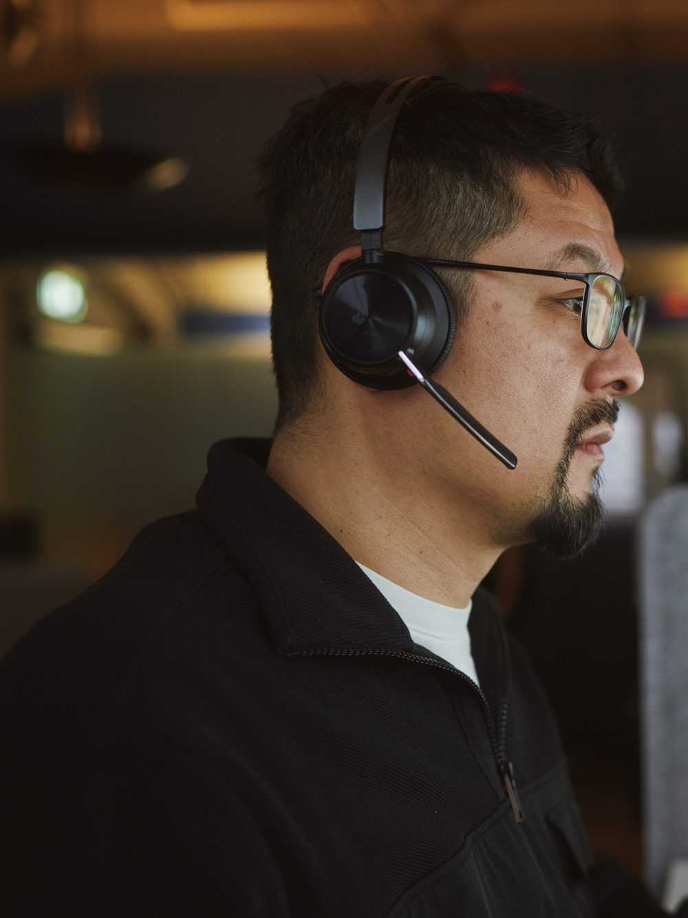 Ling Chen, Claims Specialist på Zendr, med headset framför sin datorskärm.